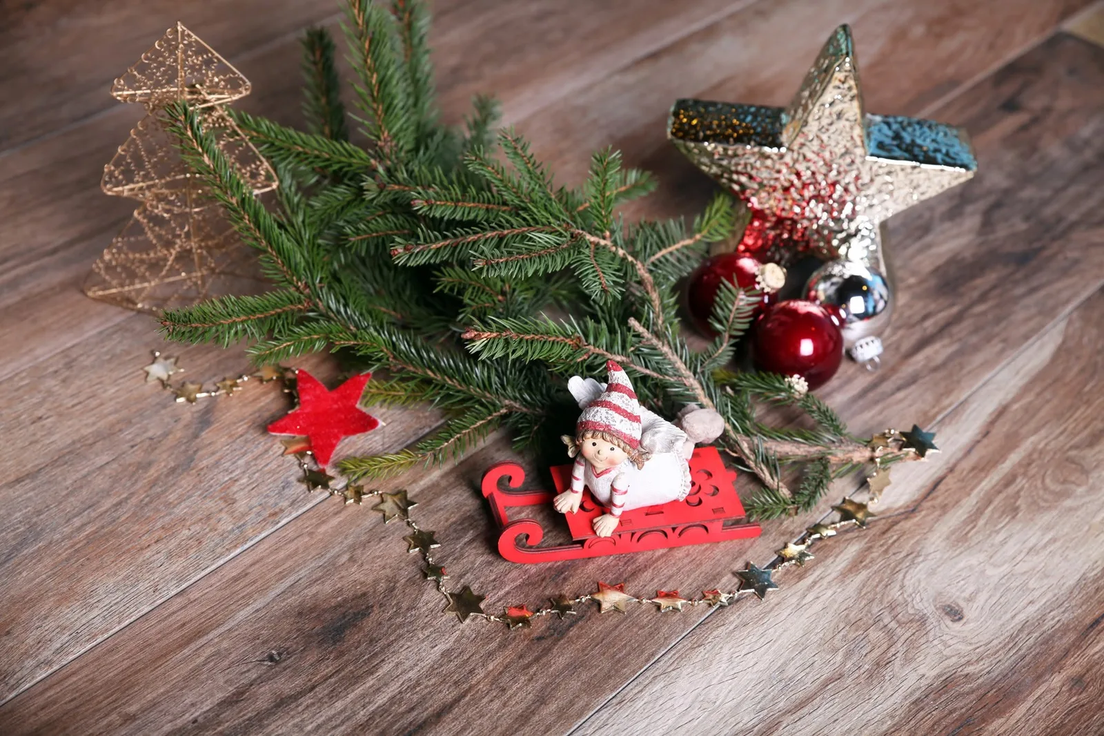 Weihnachtliche Präsentation auf Holzoptik-Boden