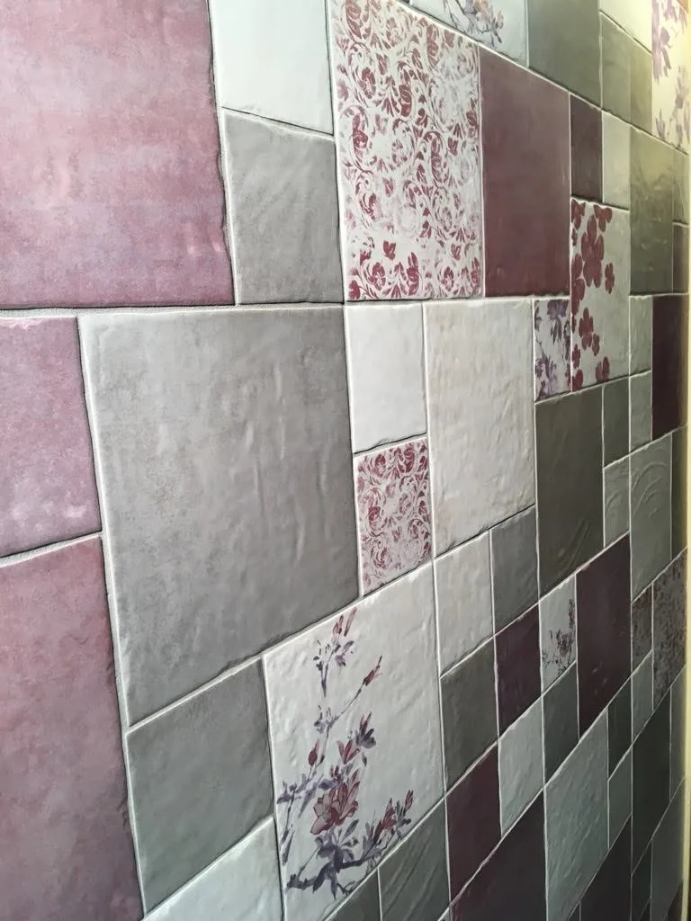 Fliesenwand mit farbigen und floralen Mustern
