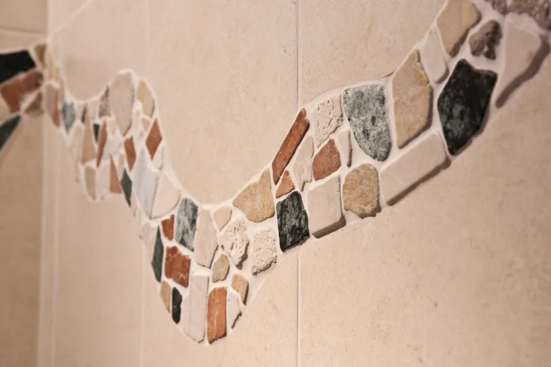Wandfliesen mit Naturstein-Mosaik